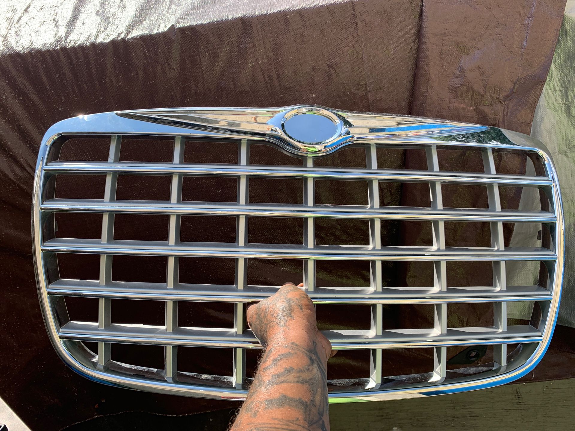 2005 Chrysler 300 grill