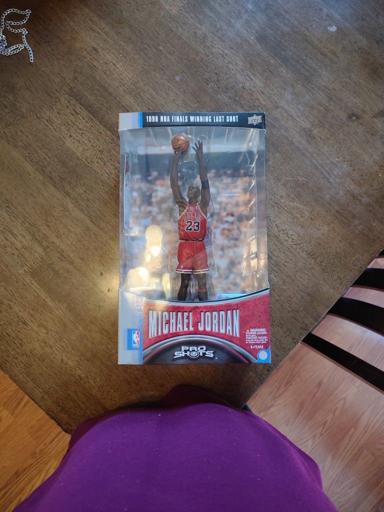 Michael Jordan 1998 NBA Finals Winning Last Shot Collectable Figure 