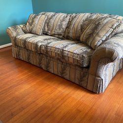 Traditional Pennsylvania House–Style Sofa – Excellent Condition