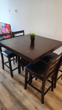 DINING TABLE & CHAIRS