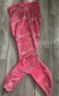 Comfy Tails Mermaid Tail Blanket