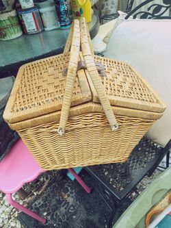 Vintage wicker picnic basket Large Old fashioned