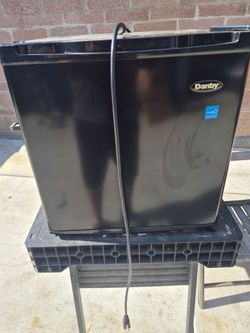 Small fridge 18x18 for da cold brewskies