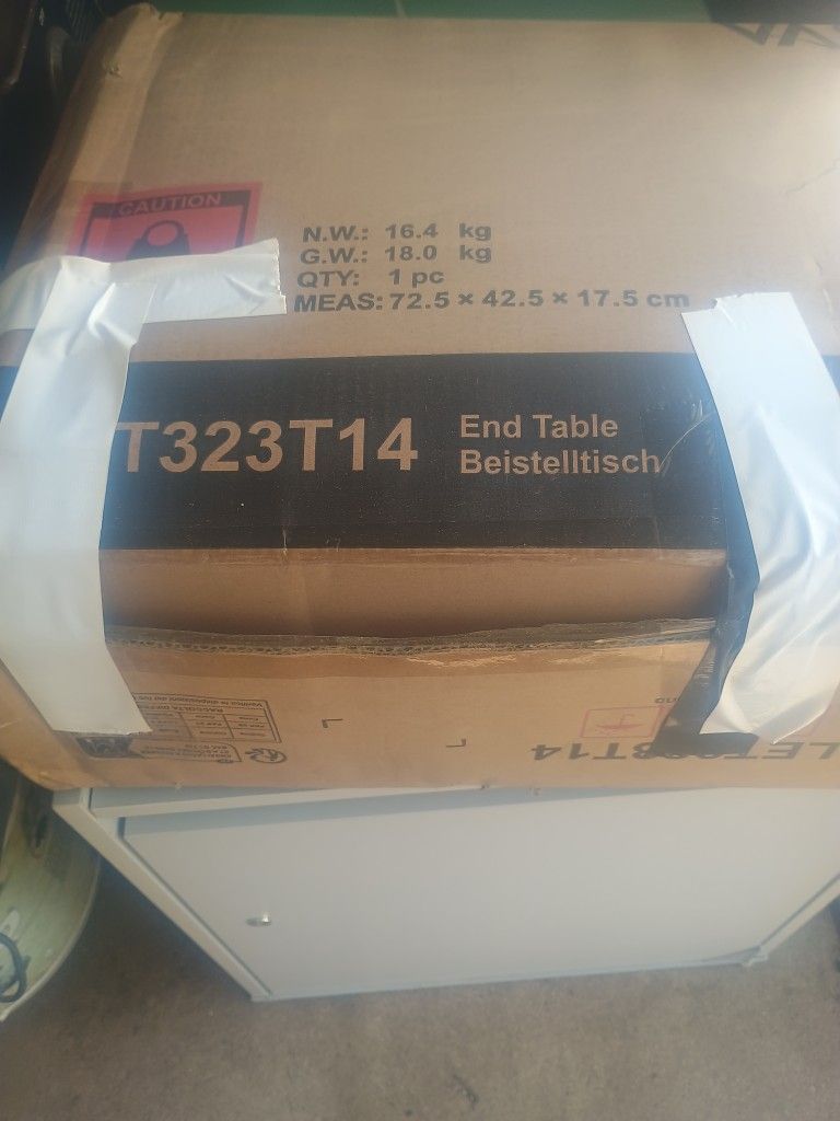 New In Box End Table White Beistelltisch