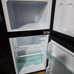 Vissani 4.5 Cu Ft 2 Door Mini Fridge In Platinum Steel With Top Freezer # 480 