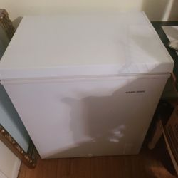 Deep Feeezer Black & Decker / Small Fridge Danby
