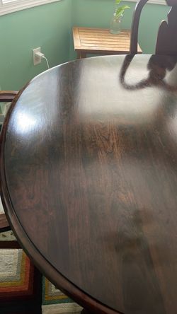 Like new Queen Anne style solid wood mahogany oval table and chairs- like new