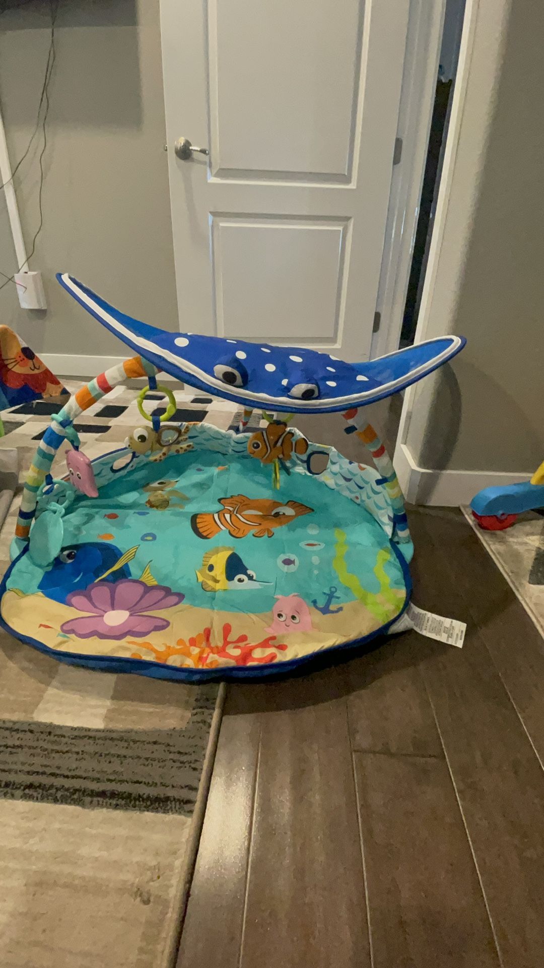 Disney baby finding nemo Mr. Ray ocean lights & music activity play gym