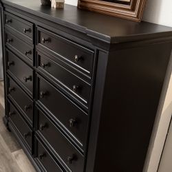 Dresser - Free Delivery 🚚 Newly Refinished Solid Wood