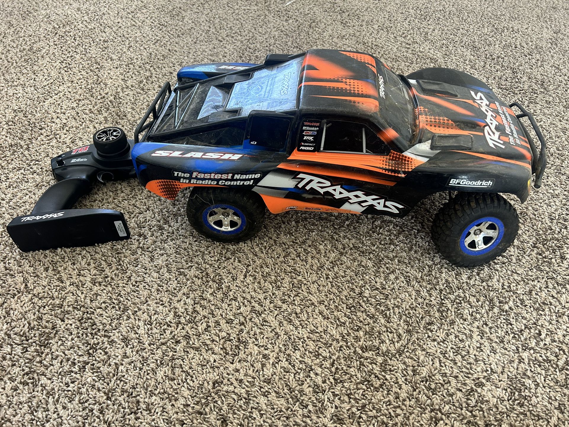 TRAXXAS SLASH RC CAR