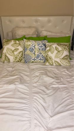 6 decorative green patterned throw pillows pick up in marina del Rey