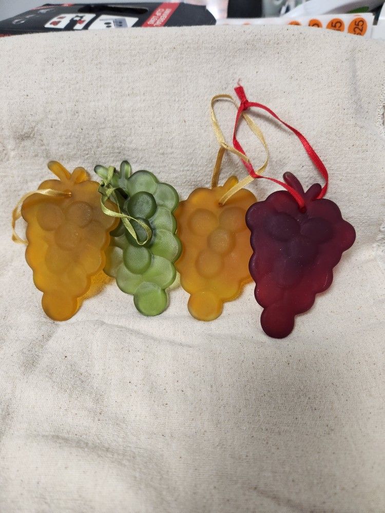 Vintage Set Of 4: 1 Red , 1 Green & 2 Gold Glass Grape 