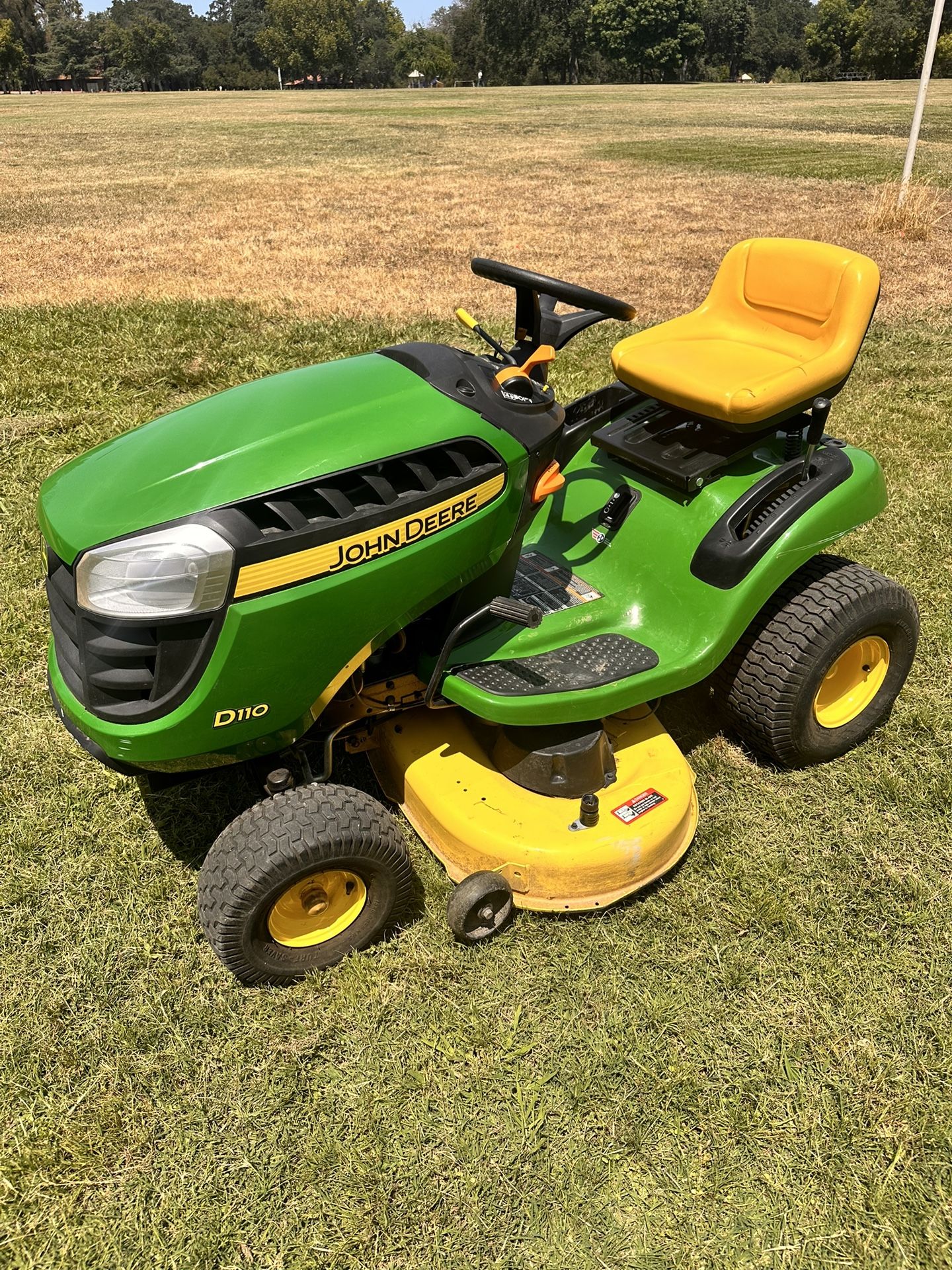 John Deere Riding Mower Like New  79 Hours 