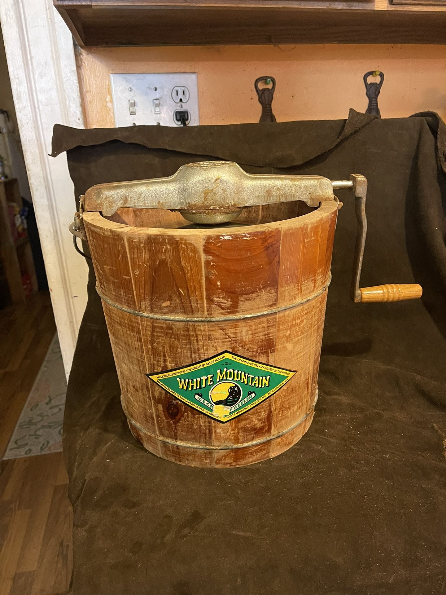 Vintage White Mountain 4 Quart Handcrank Ice Cream Maker