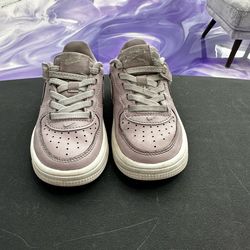 Nike toddler girls size 8 sneaker