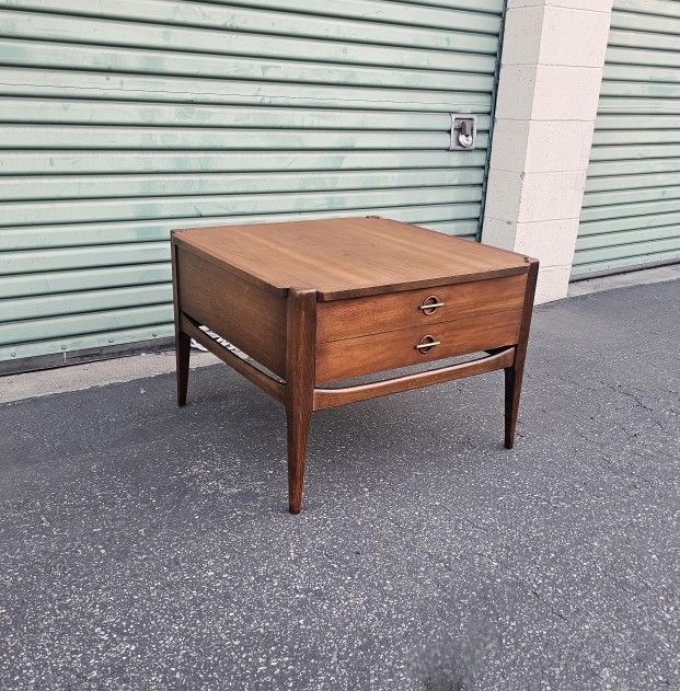 Vintage 1960s Mid Century Bassett Furniture Walnut Single Side Table End Table with Drawer Danish