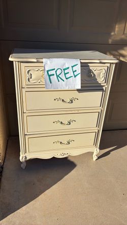 Very nice dresser - FREEEEE