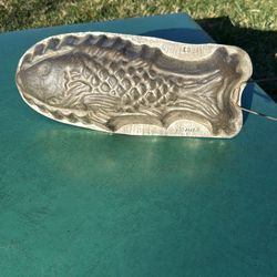 Antique metal fish-shaped baking, jelly mold