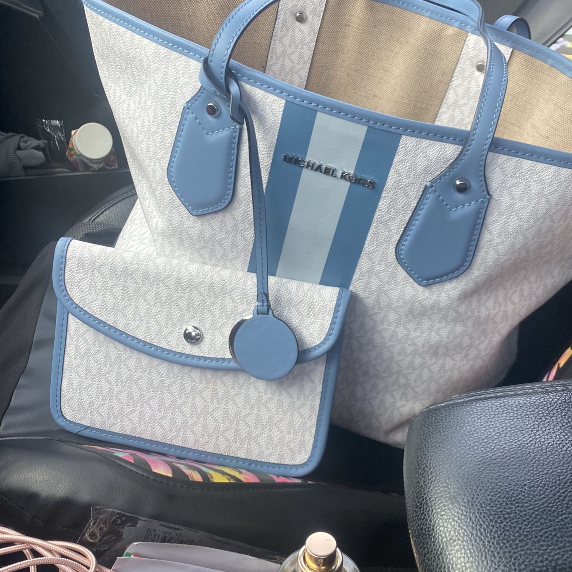 Michael Kors Purse Like New With Wallet! Must Sell Asap If Anyone Needs One Here It Is !!