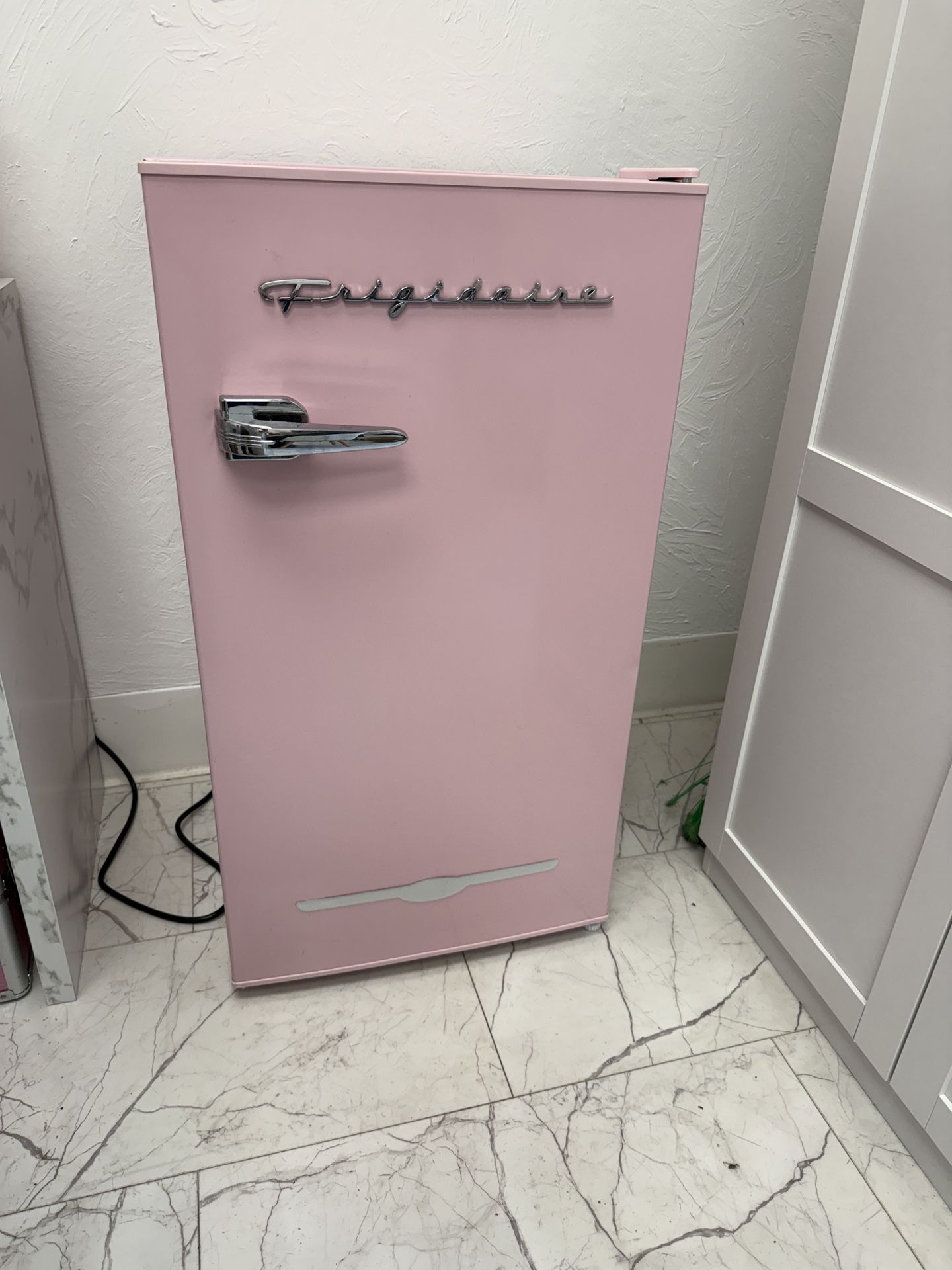 Mini fridge retro pink