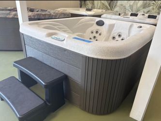 Master spa hot tub.  like new!  1 year warranty