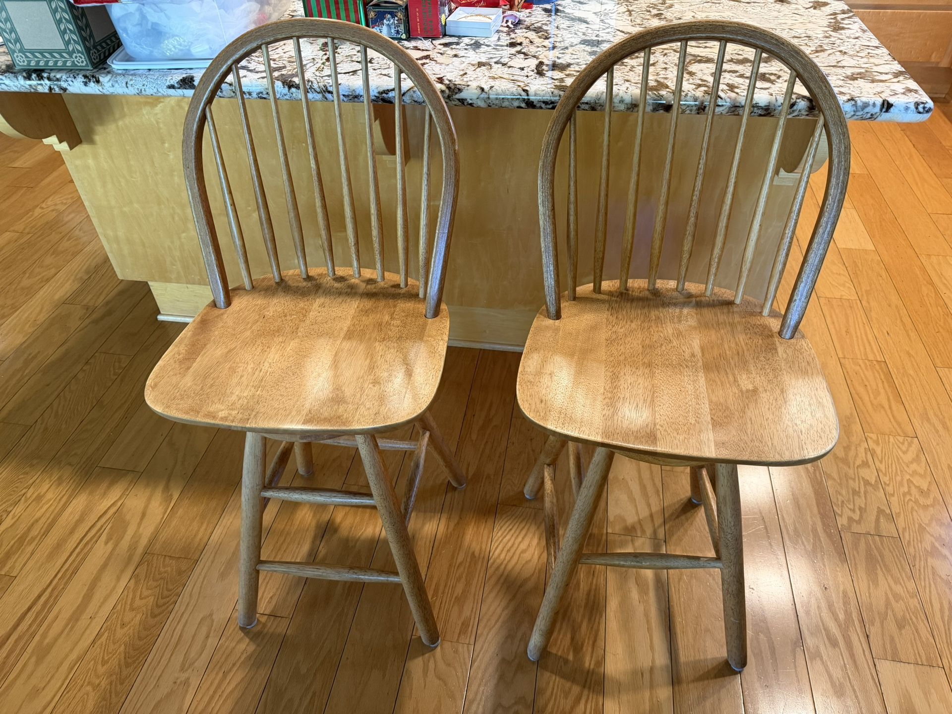 Set of 2 Swivel Counter Height Bar Stools Light Oak