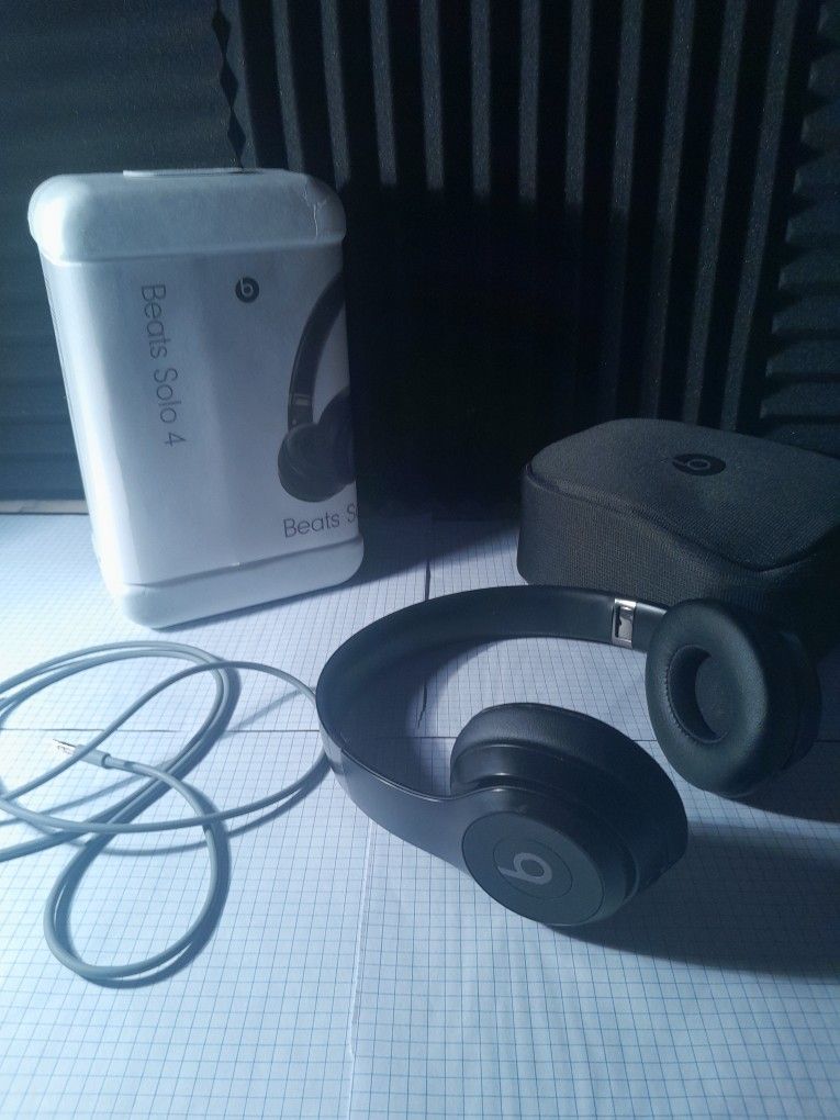 Beats Solo 4 Wireless Headphones - Good Condition (Bluetooth Stopped Working)