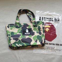 Bundle 2 A bathing ape bape baby milo tote shoulder bag

Stylish and durable, this BAPE men's bag features a striking green camo design. Perfect for e