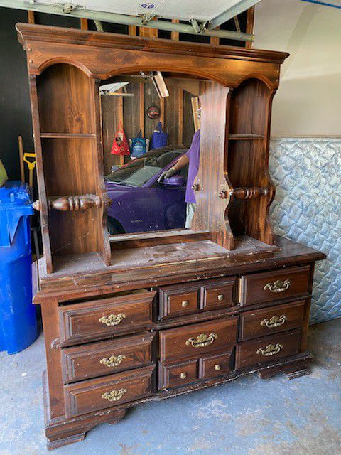 Dresser with mirror...only dusty been inside storage..but good news it free to anyone wants..must pickup.