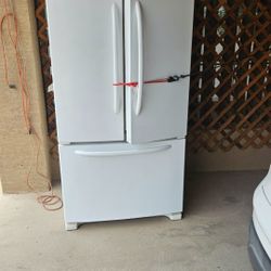 Selling Maytag 31cubic Feet Refridgerater Freezer In Perfect Condition 8