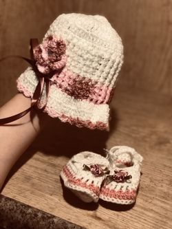 Hat and shoes for babies