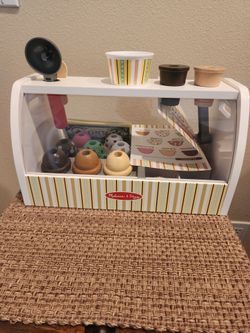 Melissa and Doug scoop and serve ice cream counter