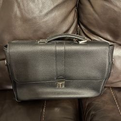 Trafalgar Black Pebble Leather Messenger Bag