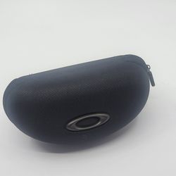 Oakley Large Hard Shell Mesh Zip Sunglasses Case Black 426. Pre-owned, 
perfect shape, please see photos for details. will fit large size glasses