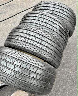 235/60/18 Continetal Selling a set of 4 tires in excellent condition 🫡