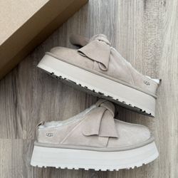 UGG Platform Slip-On Bow Slipper Sand (Women's)- 6,7,8,9