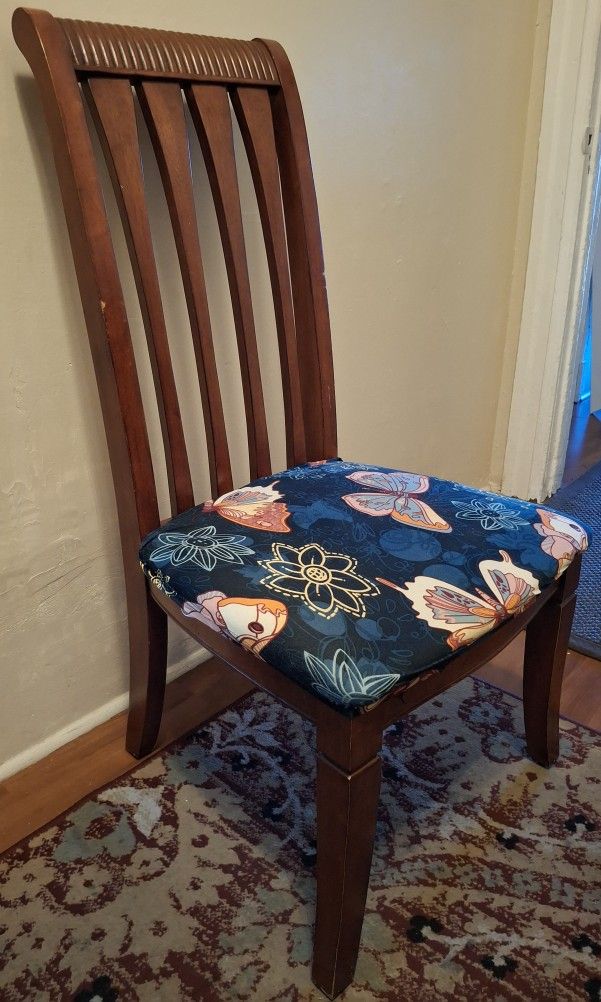 6 Wooden Chairs