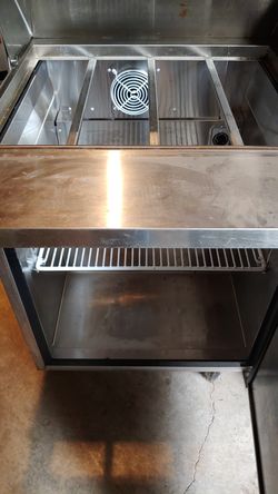 Roll around 110v food prep station like new