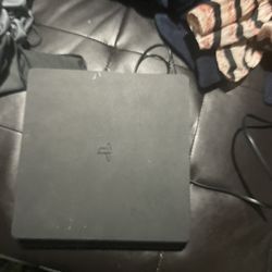 PS4 Slim 
