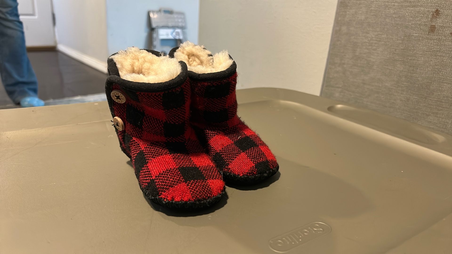 UGG Plaid Boots 10080941 Baby Size 4/5 Red PlaidStrap Closure