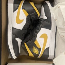 Air Jordan 1 Mid ‘Black University Gold’ 