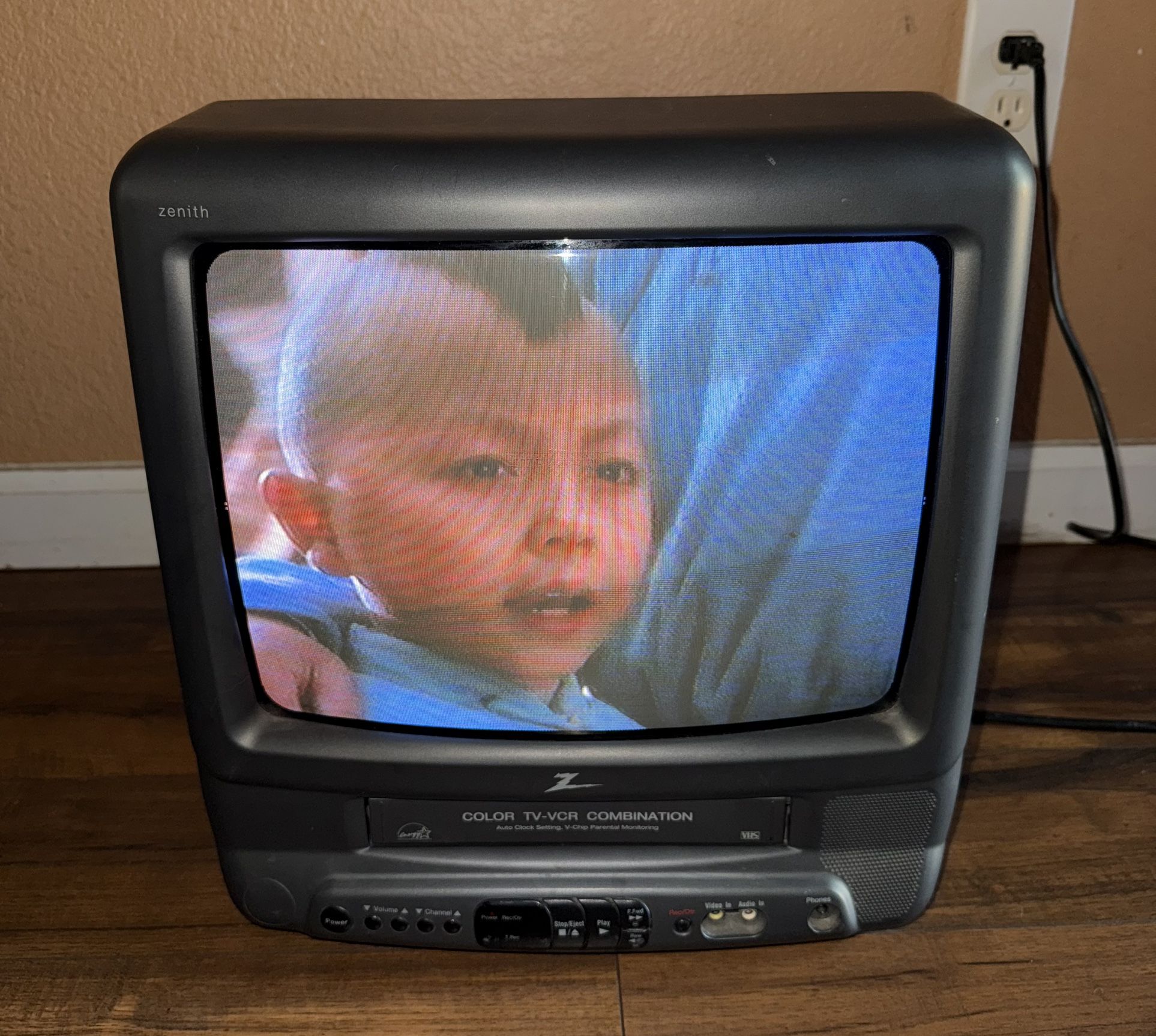 Zenith CRT TV/VCR Combo VHS Player Retro Gaming Television 13" TVBR1342Z
