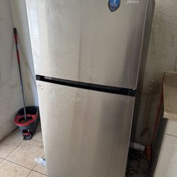 Midea Refrigerator – Works – $30 – Fort Lauderdale
