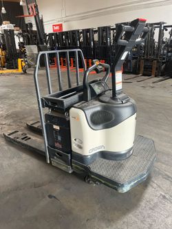Ride on pallet jack