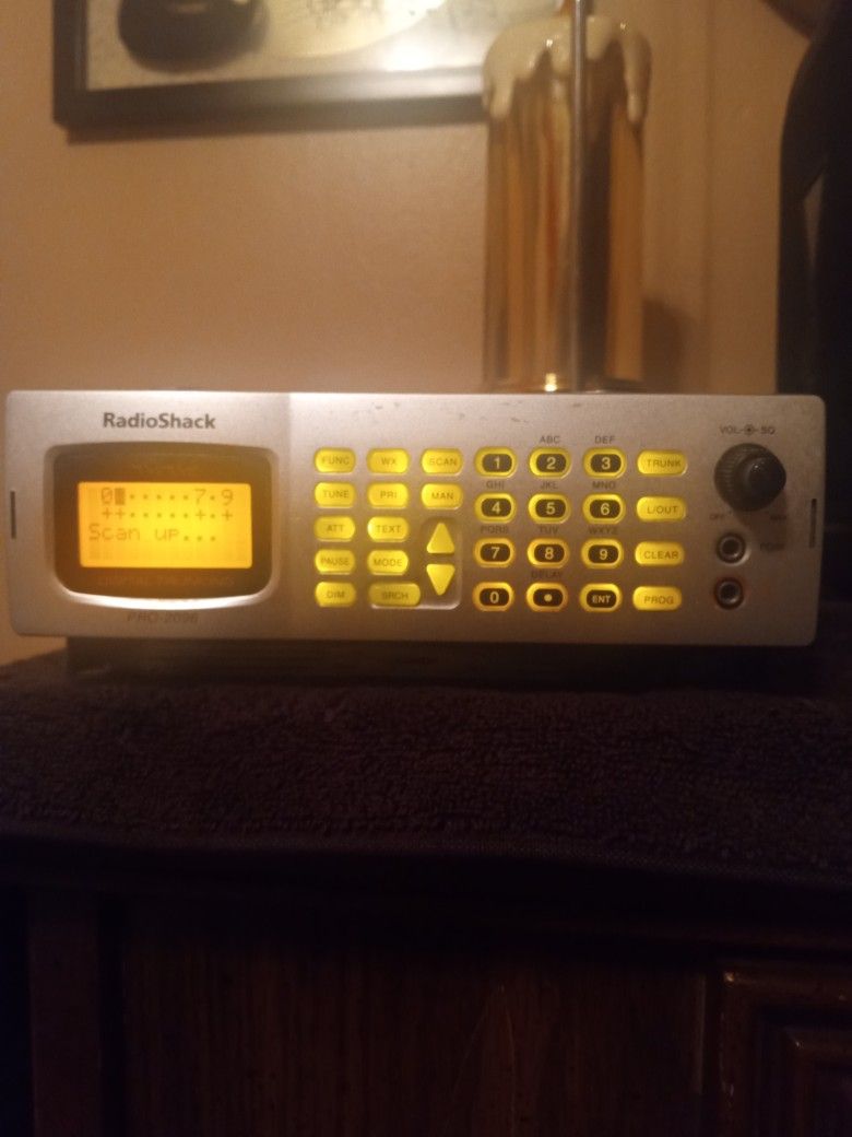 RADIO SHACK PRO 2096 - P25 PHASE 1 POLICE SCANNER