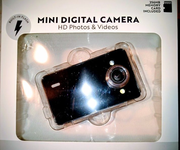 MINI DIGITAL CAMERA- MEMORY CARD INCLUDED