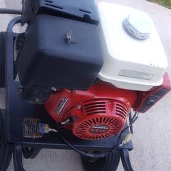 HONDA ELECTRIC START PRESSURE WASHER WITH 4400 PSI PUMP . COMES COMPLETE 