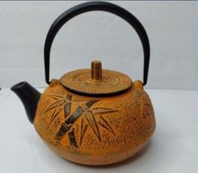 VINTAGE CAST IRON TEAPOT KETTLE WITH INFUSER BASKET.