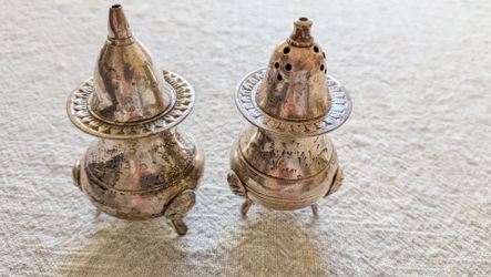 Vintage Pepper Silver Plated Shaker with Legs Plated - 4"Tall