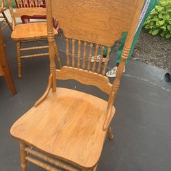 OAK AMISH TABLE AND 4 CHAIRS WITH LEAF VERY STURDY 